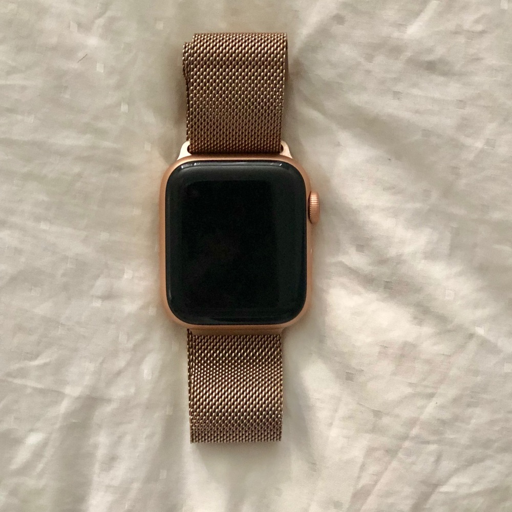 Apple Watch 4 - gold aluminum w/ Milanese loop